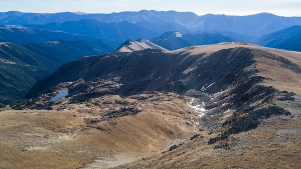 Rosu järvi Fagarasin vuoristossa — kuvapankkivalokuva