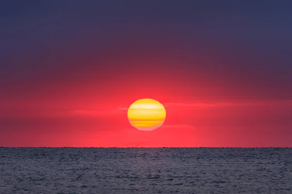 Ανατολή ηλίου στη θάλασσα — Φωτογραφία Αρχείου