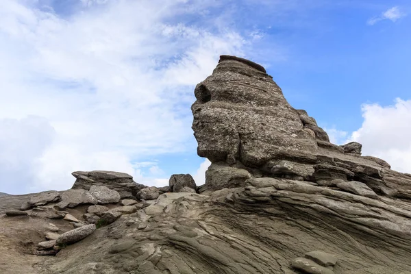 Esfinge de roca en las montañas de Bucegi Cárpatos Rumania — Foto de Stock