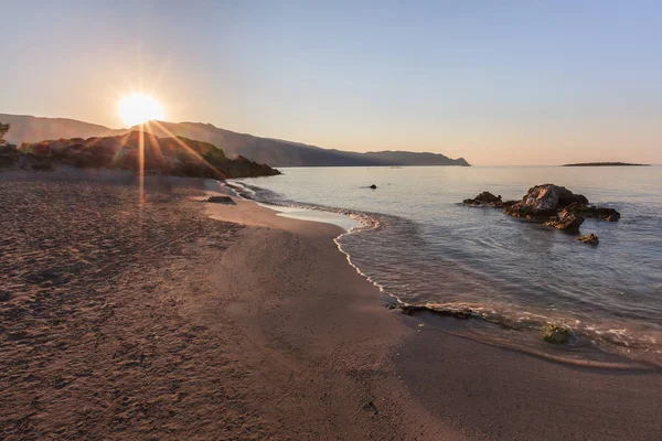 Nascer do sol na praia de Elafonisi. Creta, Grécia — Fotografia de Stock
