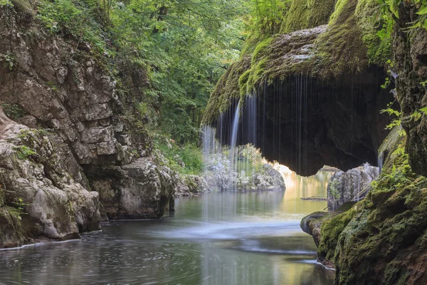Bigar Cascade Falls w Nera Beusnita Gorges Park Narodowy, Roman — Zdjęcie stockowe