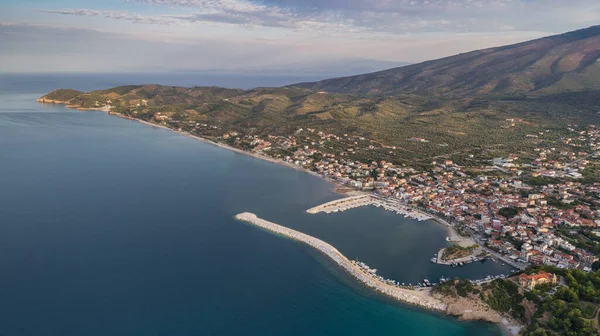 Limenaria 町とタソス島 ギリシャの港の航空写真 — ストック写真