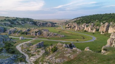 Dobrogea Gorges (Cheile Dobrogei) Romanya 'daki en eski kireçtaşı kaya oluşumlarından bazılarına sahip dağ manzarası