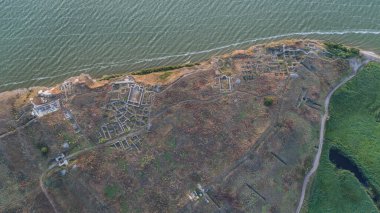 Argamum (Organe) kalesinin Roma harabeleri. Dobrogea Romanya. Hava görünümü.