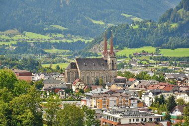 Salzburg eyaletinin Pongau bölgesinde St. Johann kasabası ve kilise manzarası
