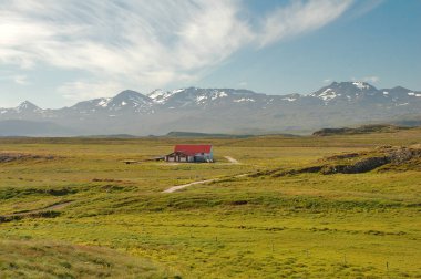 İzlanda 'nın kuzeybatısında yalnız bir çiftlik evi. Yazın yakın bir yerde.. 