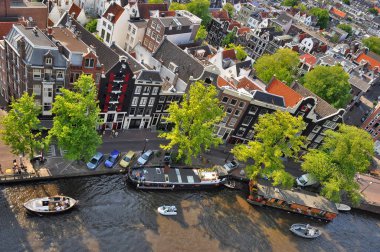 Westerkerk, Amsterdam - 25 Temmuz 2012: Panorama view from Westerkerk to the South of Amsterdam kanalı Prinsengracht, the front of tipik Amsterdam house and some boat.