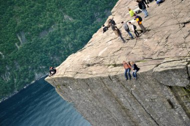 Sonbaharda yağmurlu bir günde göllü ve güneşli etkileyici bir dağ manzarası.