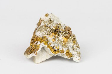 Chalcopyrite (Cufes2) burada Bakır, Demir ve Sülfür içerir.