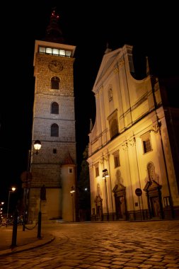 Gece Budweis 'deki Kara Kule ve Aziz Niklas Katedrali.