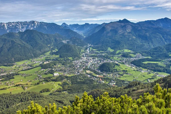 Bad Ischl ve Traun Valley 'i Ebensee ve Katrin Dağı' nın arka planında Traunstein 'in tepesiyle birlikte seyret.