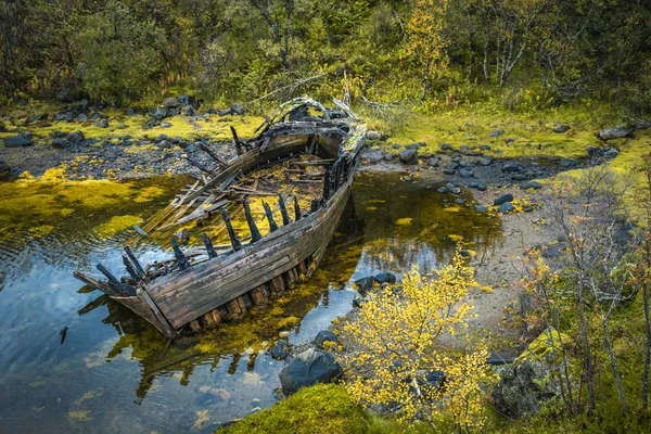 Austnesfjorden 'da mahsur kalmış ahşap gemi enkazı