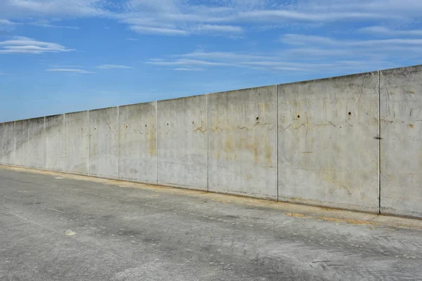 düz beton sınır veya hapishane duvarı