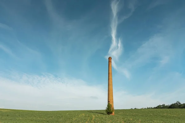 煙のように見える雲の中に煙突が立っている歴史的な自由 — ストック写真