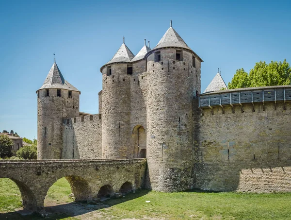 Vista sul cancello principale di Chateau Comtal — Foto Stock