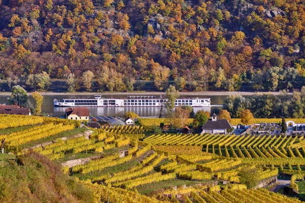 Vaçu, Avusturya - Ekim 2016: Sonbaharda Wachau 'da Danube' de nehir gezisi gemisi.