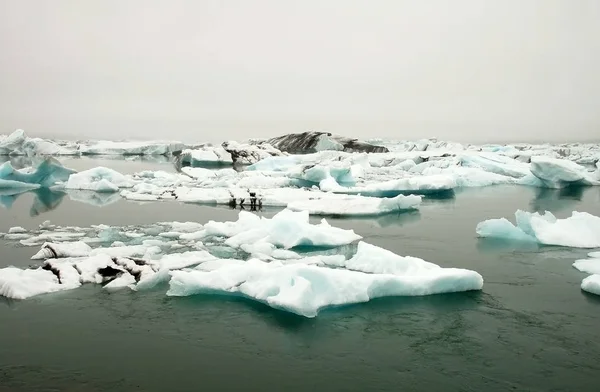 冰冷的大海中的冰山 白天拍摄时间 — 图库照片