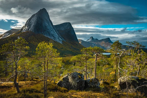 Sonbaharda Norveç 'te Eidtinden, Stortinden ve Leirpollvatnet gölü ile Efjorddalen vadisine manzara