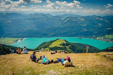 Schafberg 'den Wolfgang Gölü' ne ve Salzkammergut dağlarına manzaralı bir manzara. Yürüyüşçüler Alp dağlarında mola veriyor.