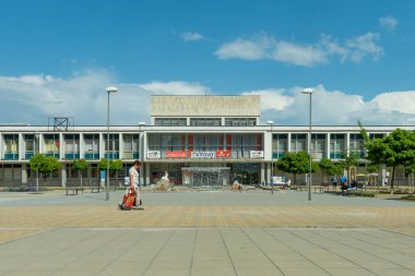 Lonley kadınları Budweis 'teki eski bir Doğu Avrupa alışveriş merkezinin önünde yürüyorlar.