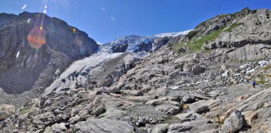 Buarbreen, Norveç - 11 Ağustos 2011: Buarbreen buzulunun panoraması bir yaz günü yürüyüşçülerle. 