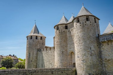 Comtal Şatosu 'nun ana kapısına bakın