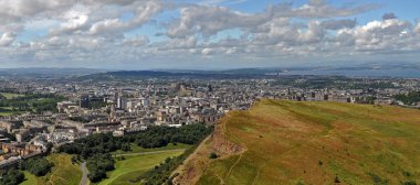 Edinburgh Panorama Manzarası Arthur 'un koltuğundan bir yaz günü.  