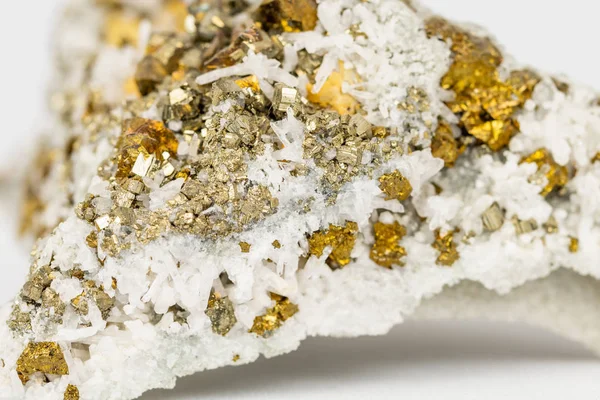 Chalcopyrite Cufes2 Contains Copper Iron Sulfur Here Combination Quartz — Φωτογραφία Αρχείου