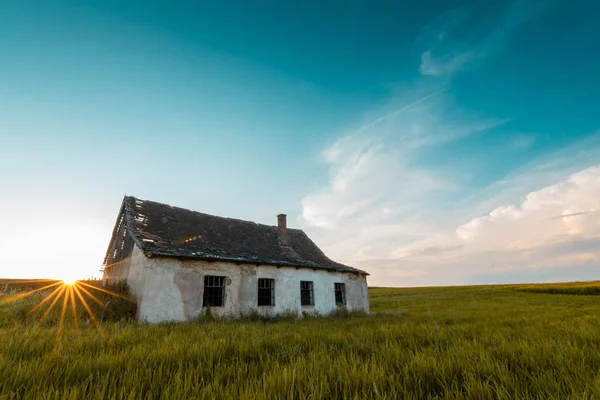 Kırsaldaki eski ev.