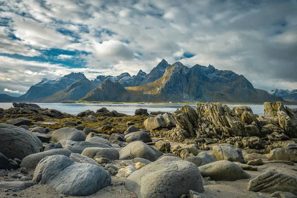 Vista panorámica de una costa rocosa con montañas y fiordos en Lofote — Foto de Stock