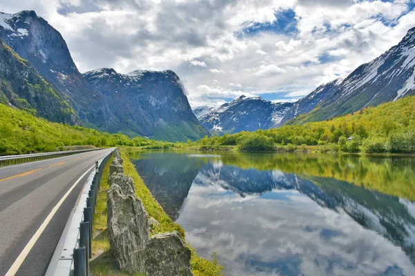 Romsdalen Noruega Junho 2015 Casa Campo Madeira Frente Uma Paisagem — Fotografia de Stock