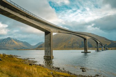 Lofoten Adaları 'ndaki Gimsoy nehri üzerindeki köprü.