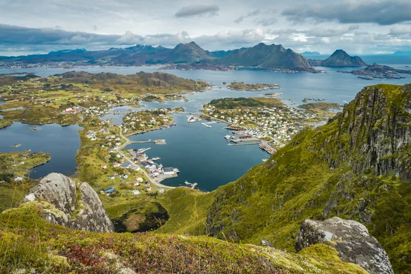 Vista panorámica de la ciudad de Ballstad y el puerto de Lofoten es — Foto de Stock