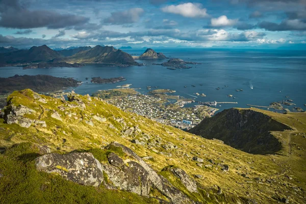 Vista panorámica de la ciudad de Ballstad y las Islas Lofoten en un — Foto de Stock