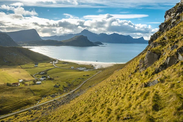 Kilátás a Mannen csúcsról a Haukland strand felett — Stock Fotó