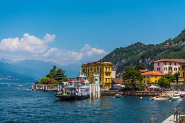 İtalya, Como Gölü - 2 Temmuz 2017: Feribot ve Como Gölü'Varenna