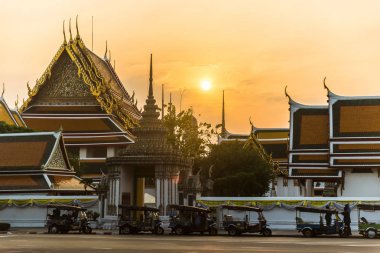 Wat Phra Kaew veya Wat Phra Si Rattana Satsadaram. Wat Phra Kaew Tayland ünlü bir yerdir. Bangkok seyahat