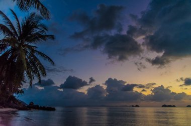 Güzel gün batımı, tropikal plaj Samui, Tayland.