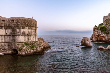 Sunset Bulvarında eski kale Bokar görüntülemek