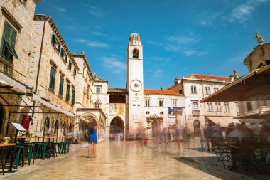 Uzun süreli pozlama Dubrovnik'in çan kulesi, önden görünüm