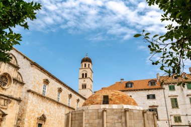 St. Saviour Kilisesi önünde bir fontaine ile Dobruca
