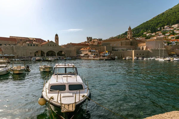 Dubrovnik'in eski liman içinde belgili tanımlık geçmiş, eski şehir ile bir görünüm