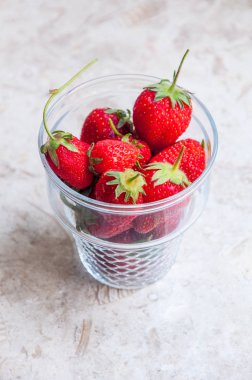 bir cam bardak çilek