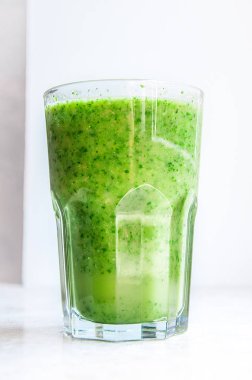 Greyfurt, kayısı, şeftali, avokado, Mango ile Yeşil Smoothies