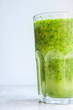 Greyfurt, kayısı, şeftali, avokado, Mango ile Yeşil Smoothies