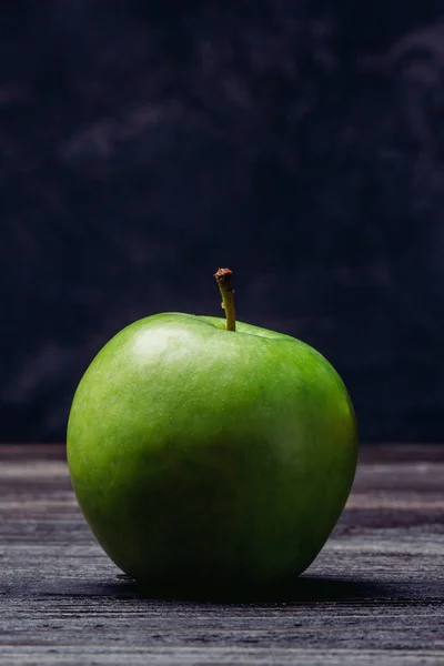 Beautiful ripe green apple — Stock Photo, Image