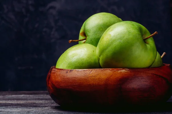 Beautiful apples in a wooden bowl — Stock Photo, Image