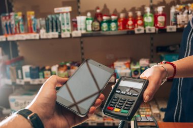 Satın alma ve Nfc kullanarak mallar için ödeme