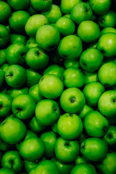 Veel groene rijpe appels — Stockfoto