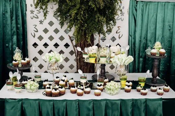 Uma barra de chocolate em um casamento em tons verdes — Fotografia de Stock